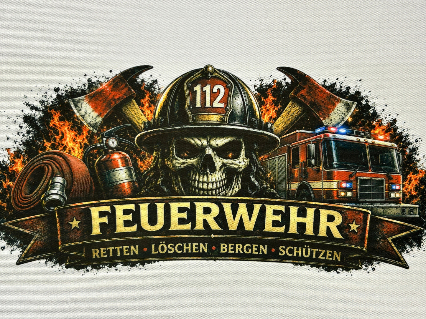 Detailaufnahme eines Feuerwehr-Mauspads mit Feuerwehrhelm, Notrufnummer 112, Feuerwehrausrüstung und Löschfahrzeug im Flammen-Design.