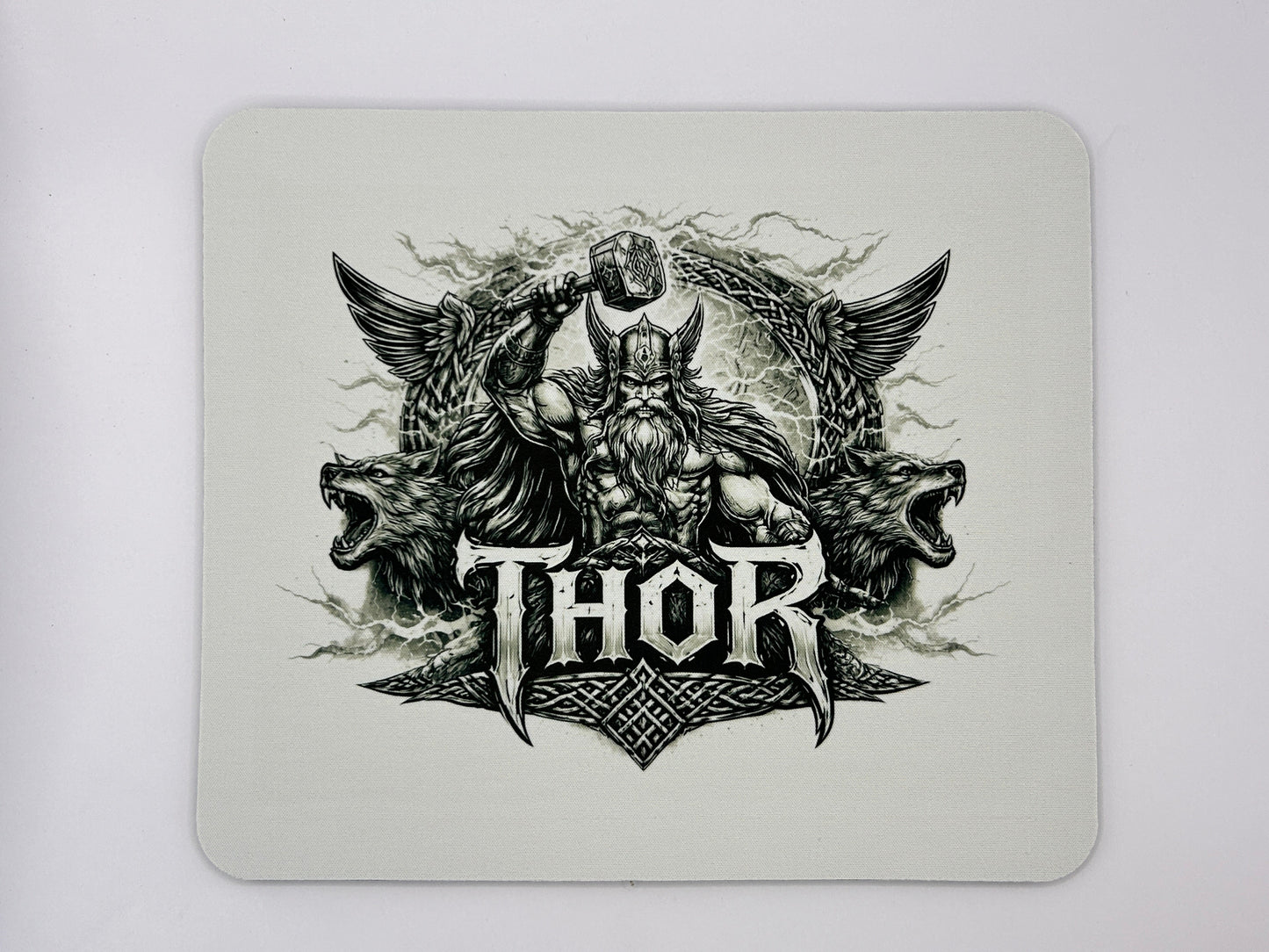 Thor Mauspad mit nordischem Wikinger Motiv, Mjölnir Hammer, Wölfen und Raben in schwarz-weiß auf rechteckigem Mousepad.