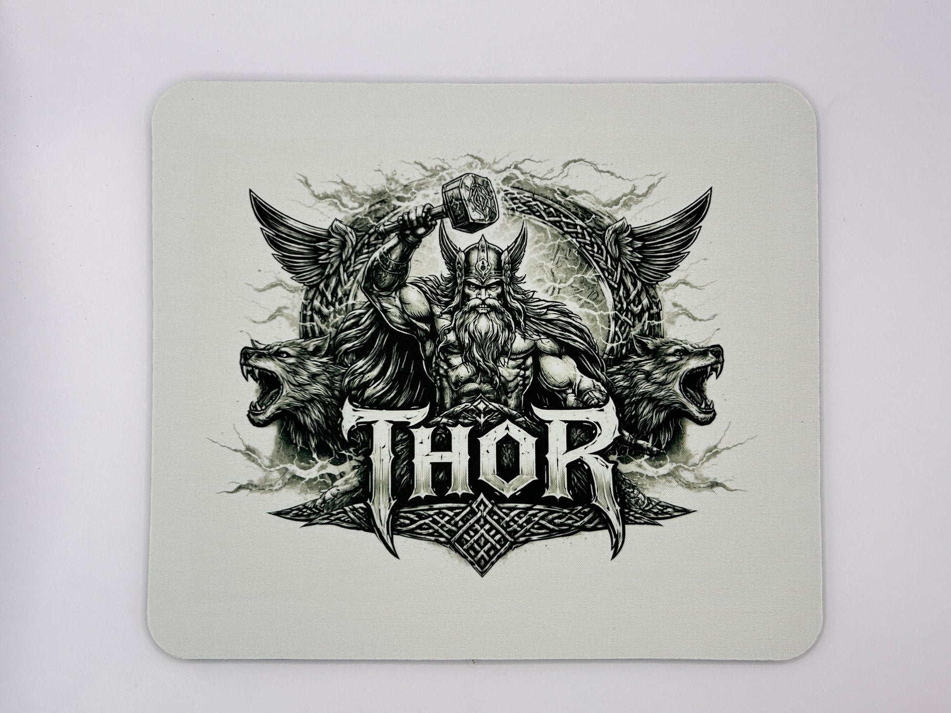 Thor Mauspad mit nordischem Wikinger Motiv, Mjölnir Hammer, Wölfen und Raben in schwarz-weiß auf rechteckigem Mousepad.