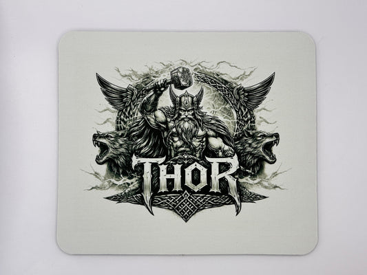 Thor Mauspad mit nordischem Wikinger Motiv, Mjölnir Hammer, Wölfen und Raben in schwarz-weiß auf rechteckigem Mousepad.