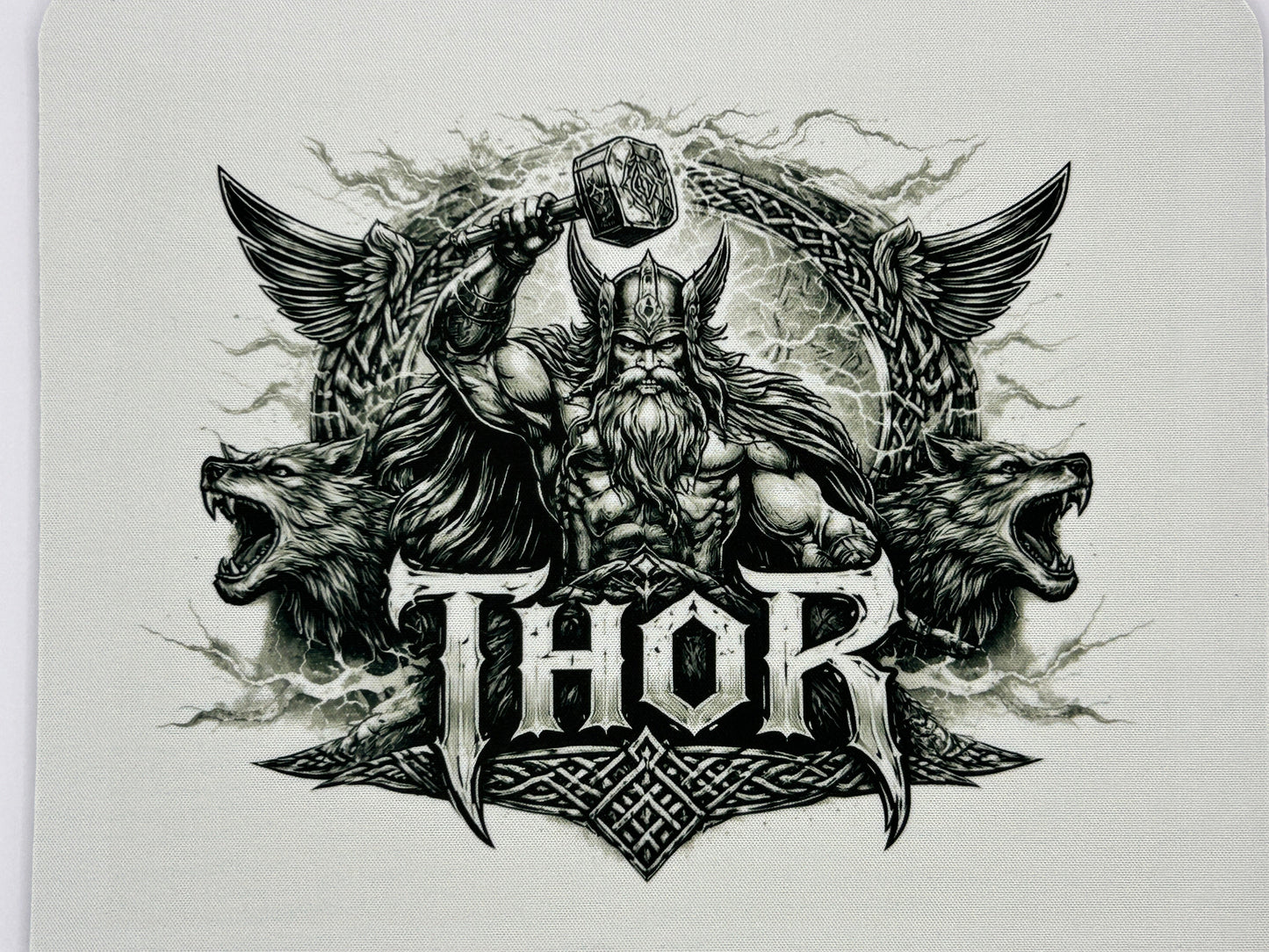 Detailaufnahme des Thor Wikinger Designs mit Mjölnir, Wölfen, Raben und nordischen Ornamenten auf einem 23 x 19,5 cm Mauspad.