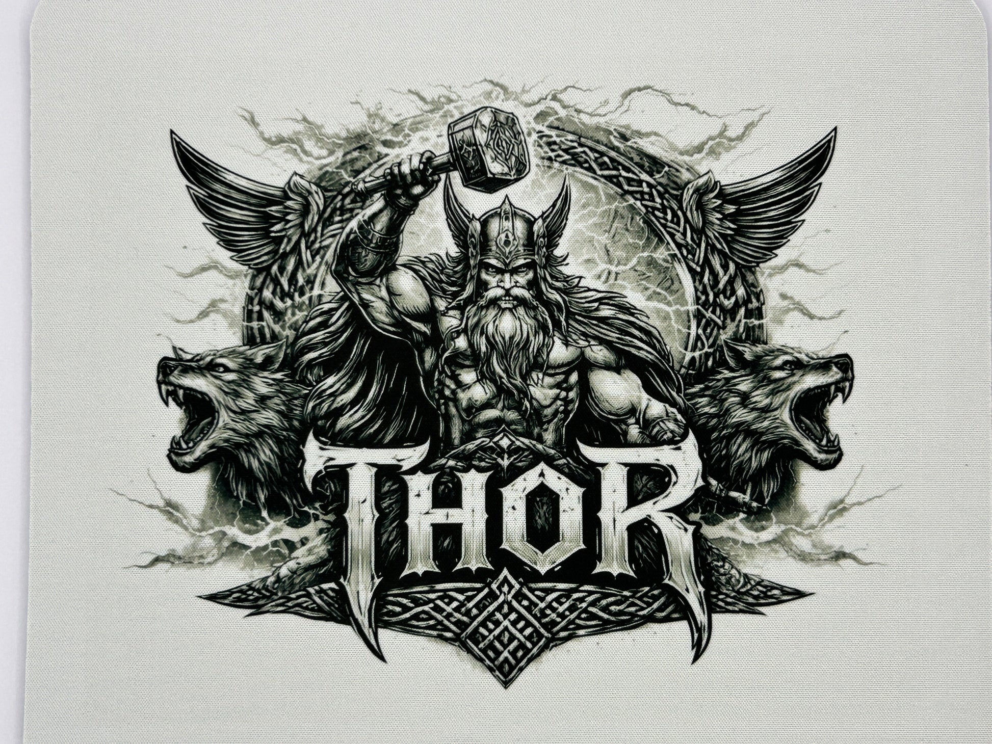 Detailaufnahme des Thor Wikinger Designs mit Mjölnir, Wölfen, Raben und nordischen Ornamenten auf einem 23 x 19,5 cm Mauspad.