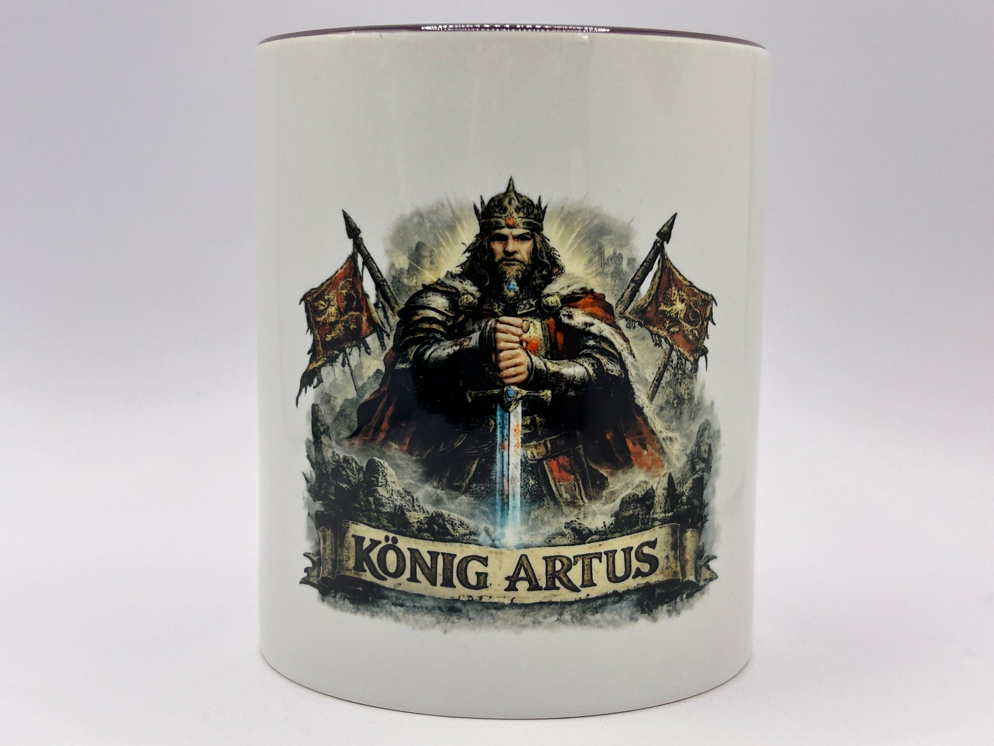 Weiße 330 ml Keramiktasse mit König Artus Motiv, Schwert, Krone und mittelalterlicher Fantasy-Gestaltung.