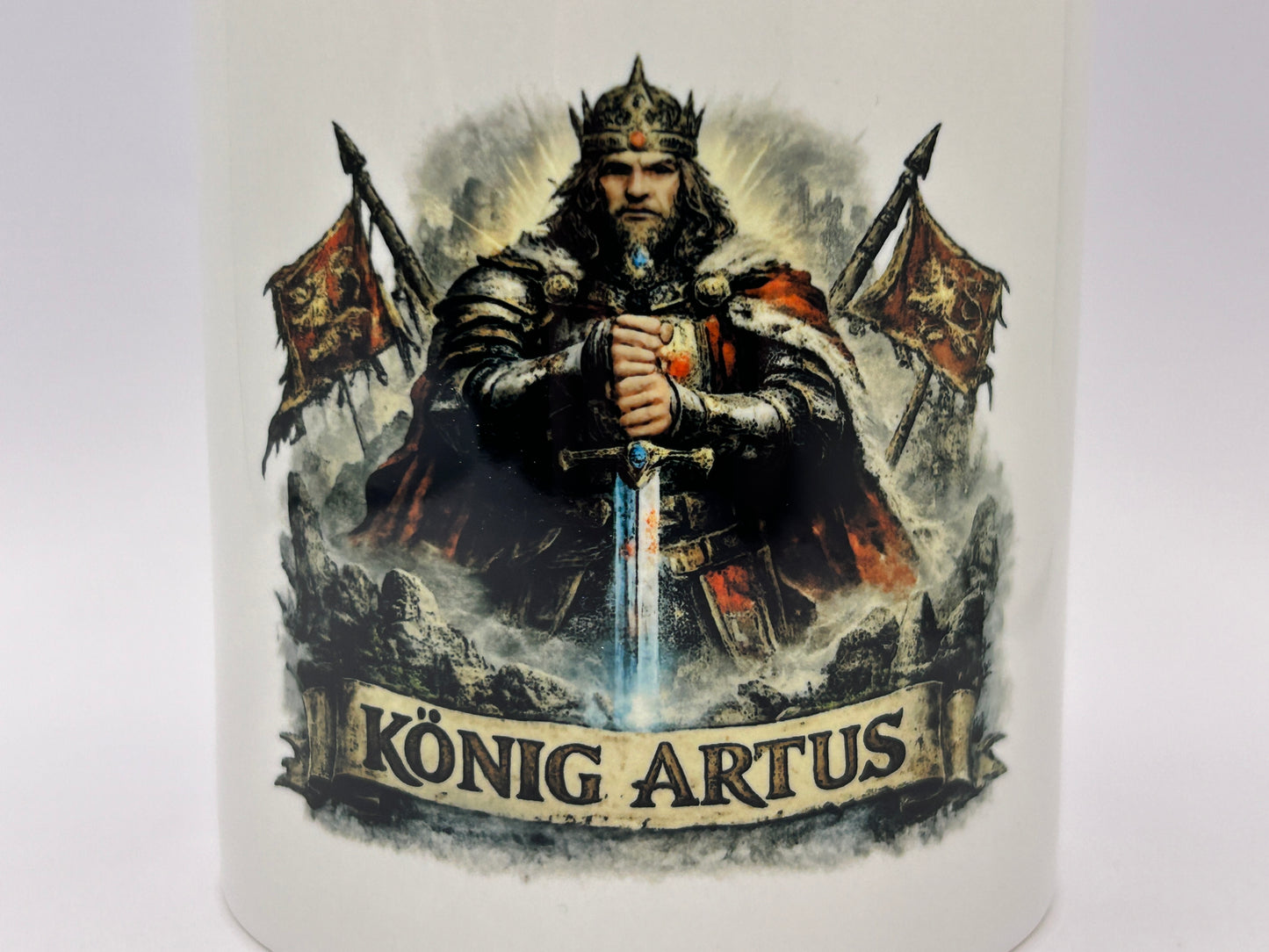 Detailansicht der König Artus Tasse mit Ritterrüstung, Krone, Schwert und mittelalterlichen Bannern.