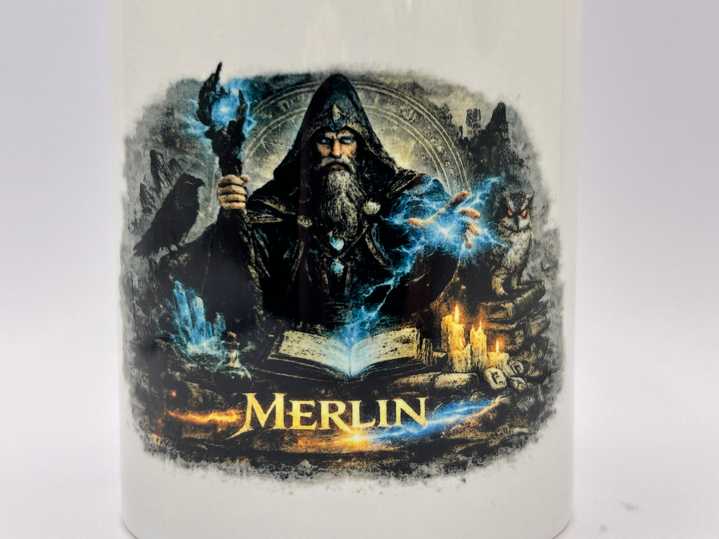Detailansicht des Merlin Fantasy Motivs auf einer weißen Keramiktasse mit leuchtender Magie und mystischen Elementen.