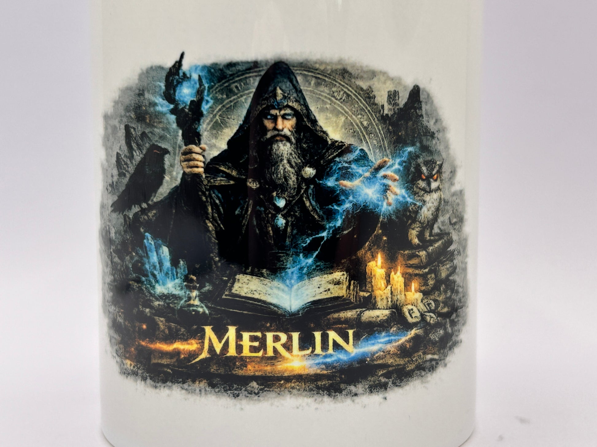 Detailansicht des Merlin Fantasy Motivs auf einer weißen Keramiktasse mit leuchtender Magie und mystischen Elementen.