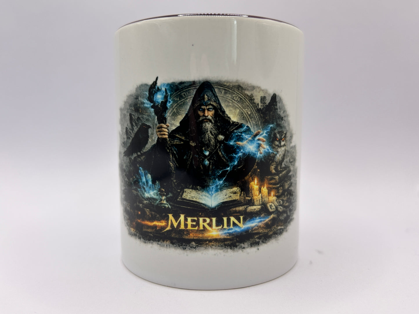 Weiße 330 ml Keramiktasse mit detailreichem Merlin Zauberer Motiv, magischer Energie, Rabe und Fantasy Design.