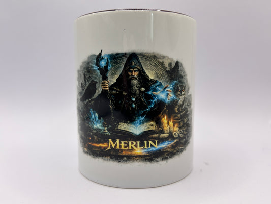 Weiße 330 ml Keramiktasse mit detailreichem Merlin Zauberer Motiv, magischer Energie, Rabe und Fantasy Design.