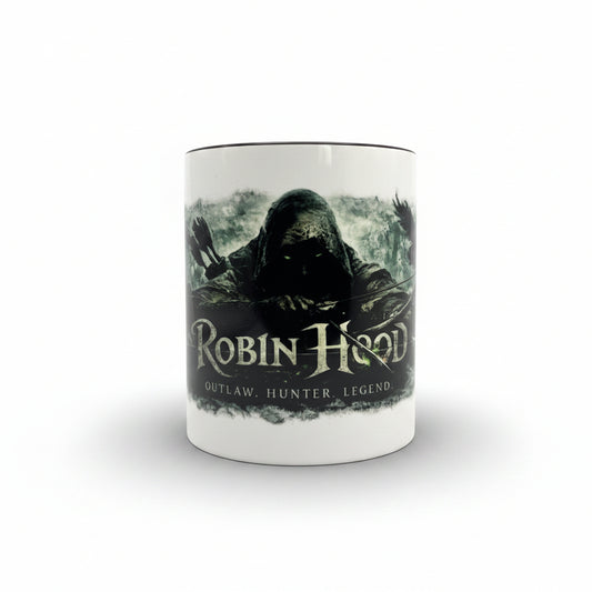 Robin Hood Tasse mit düsterem Fantasy-Motiv eines geheimnisvollen Bogenschützen im Kapuzenmantel vor nebliger Waldkulisse.