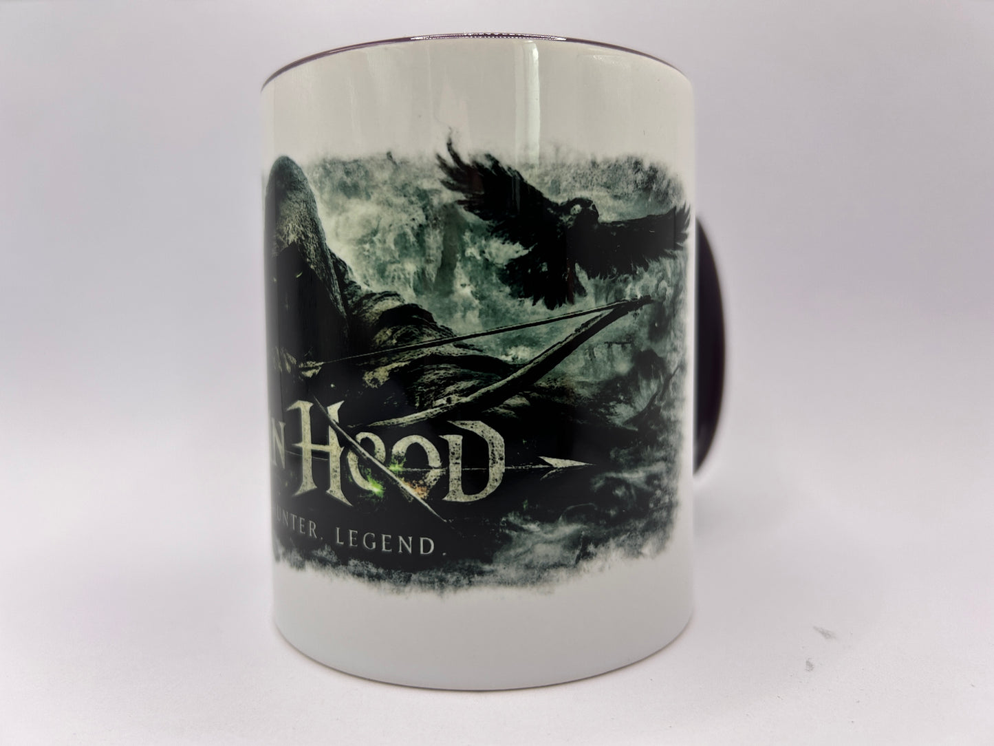 Seitliche Ansicht der Robin Hood Tasse mit Bogenschütze, Raben und mystischer Fantasy-Waldatmosphäre.