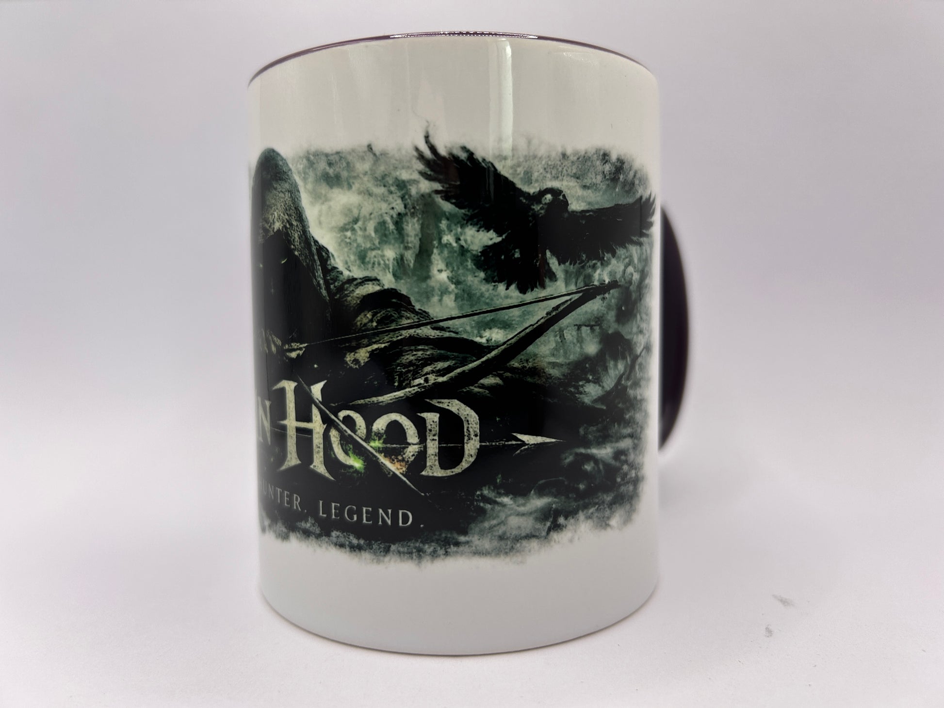 Seitliche Ansicht der Robin Hood Tasse mit Bogenschütze, Raben und mystischer Fantasy-Waldatmosphäre.