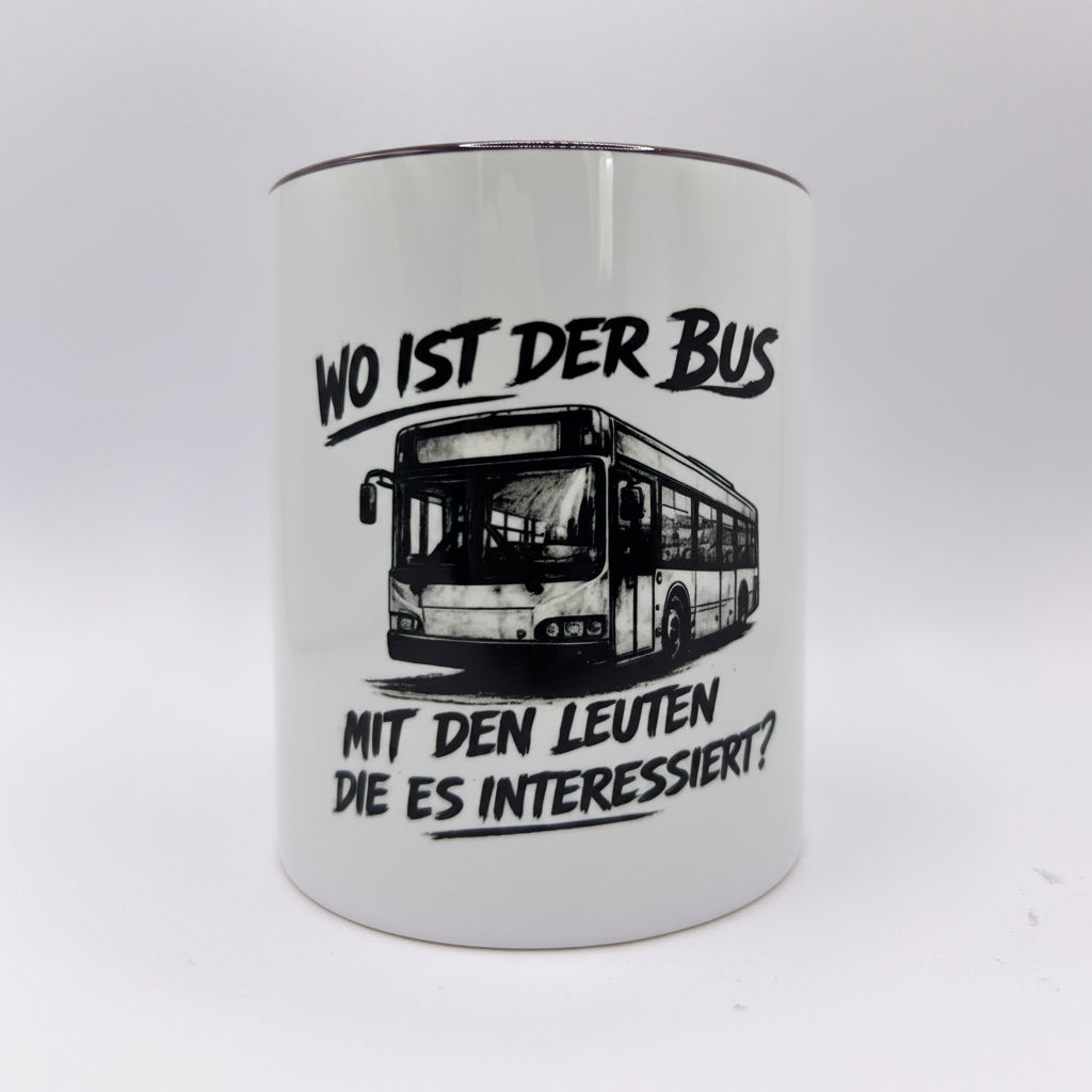 Lustige Tasse mit Bus Motiv und Spruch Wo ist der Bus mit den Leuten die es interessiert auf weißem Hintergrund