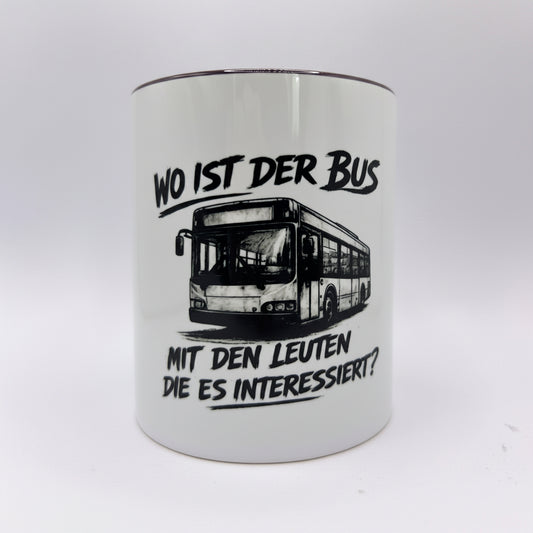 Lustige Tasse mit Bus Motiv und Spruch Wo ist der Bus mit den Leuten die es interessiert auf weißem Hintergrund