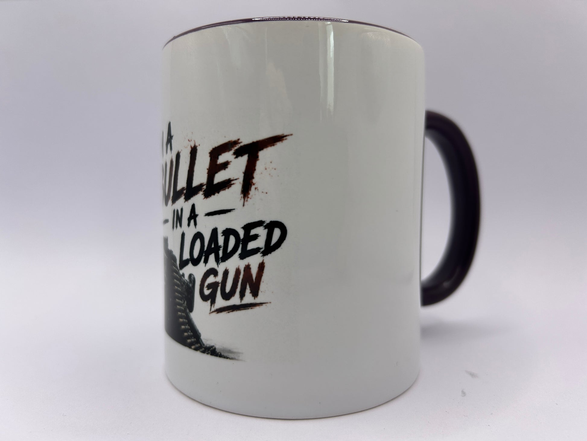 Seitenansicht der Rock Tasse mit Statement Spruch und dunklem Motiv