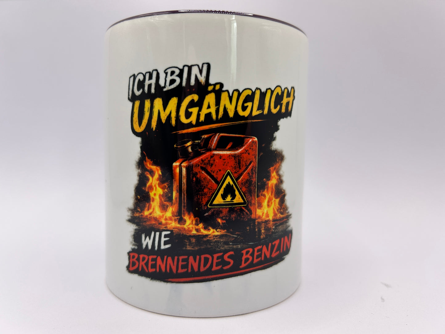 Tasse mit Spruch Ich bin umgänglich wie brennendes Benzin und brennendem Kanister Motiv