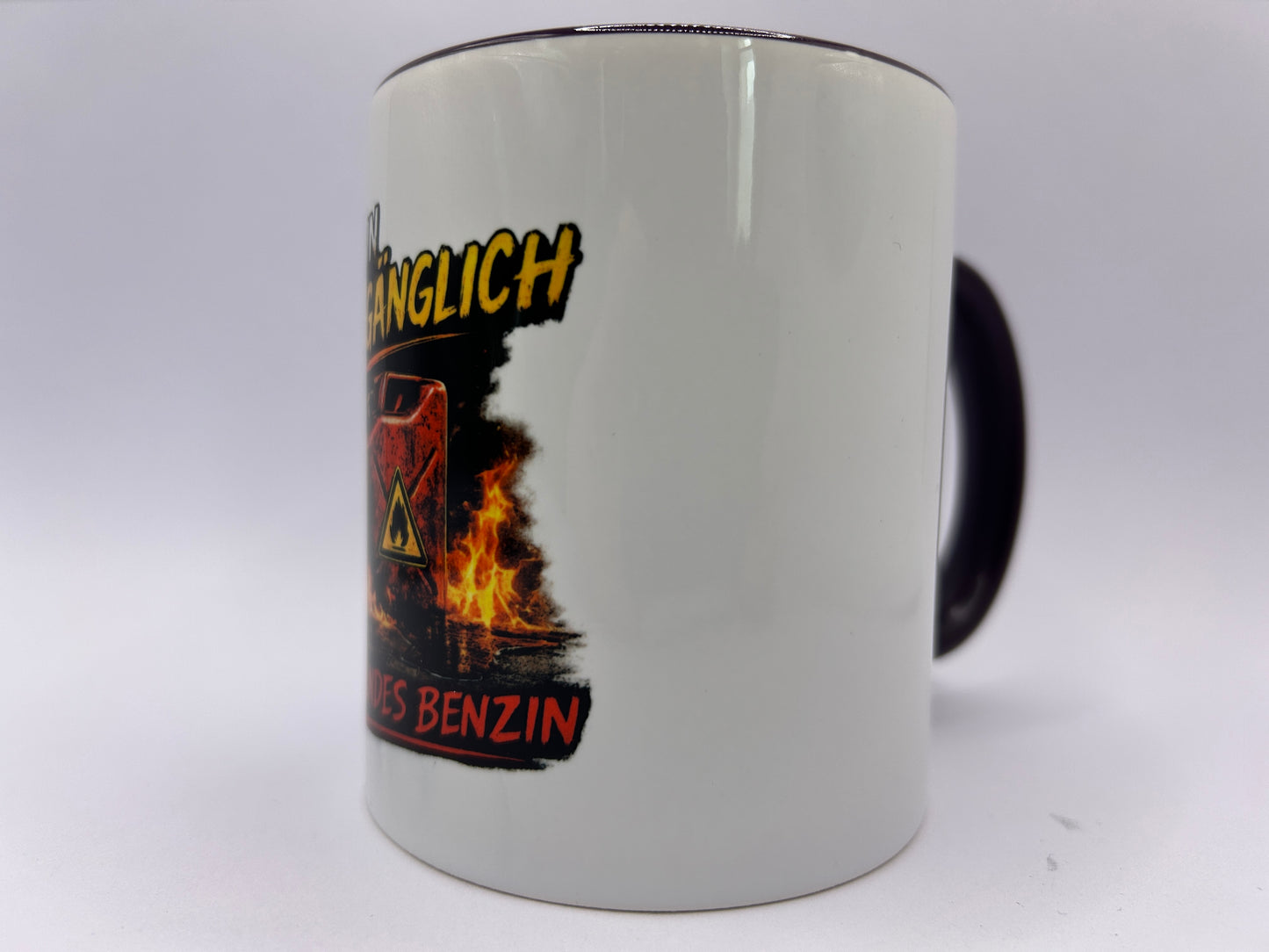 Seitenansicht der lustigen Sprüche Tasse mit Benzinkanister und Flammen Design