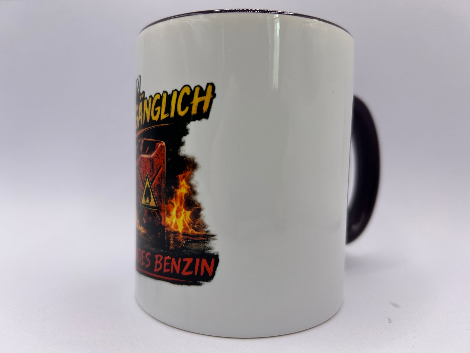 Seitenansicht der lustigen Sprüche Tasse mit Benzinkanister und Flammen Design