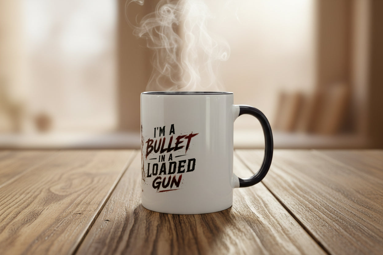 Seitenansicht der Statement Tasse mit Rock Design und farbigem Henkel