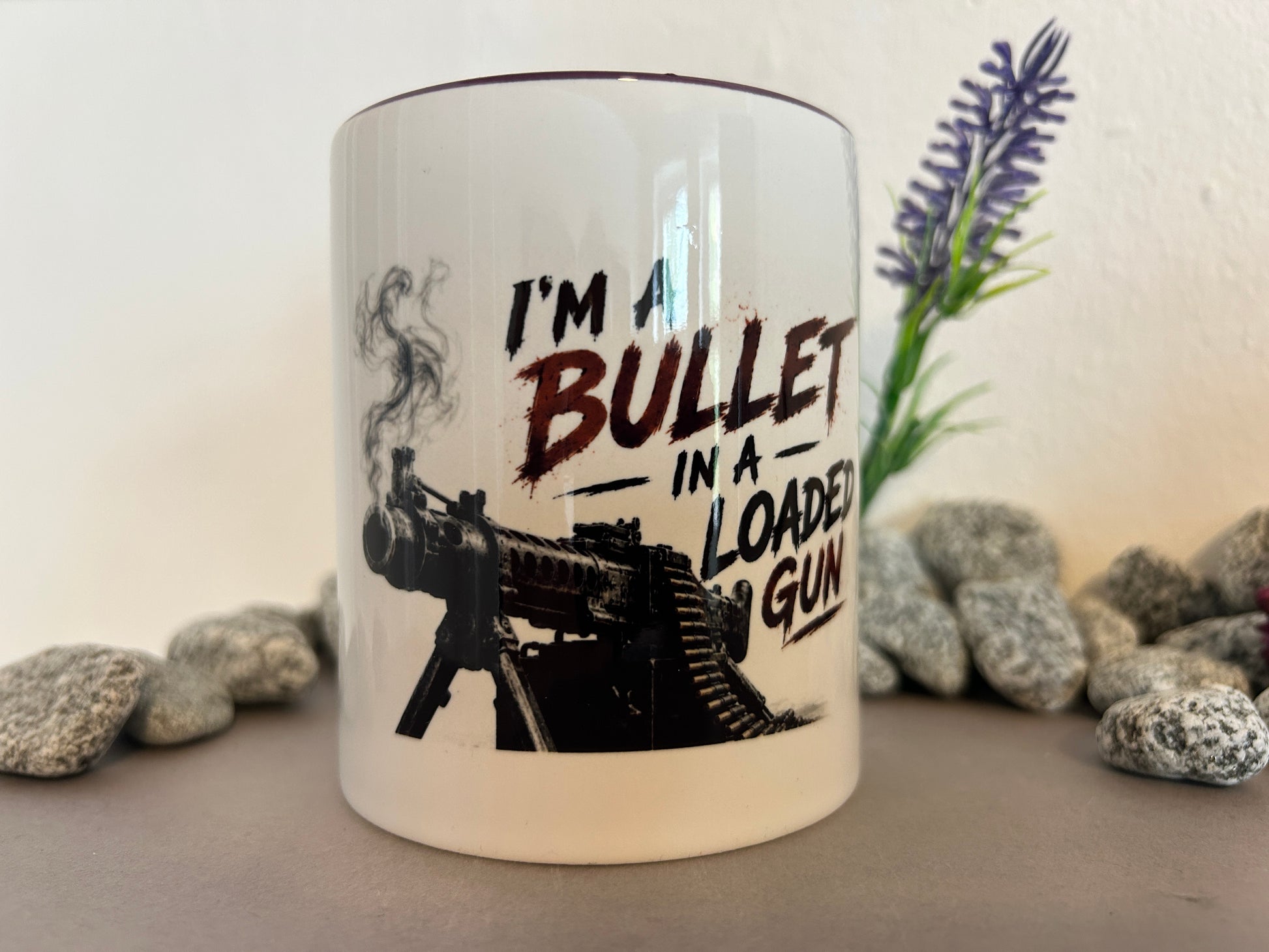 Rock und Metal Kaffeetasse mit Spruch I'm A Bullet In A Loaded Gun dekorativ fotografiert