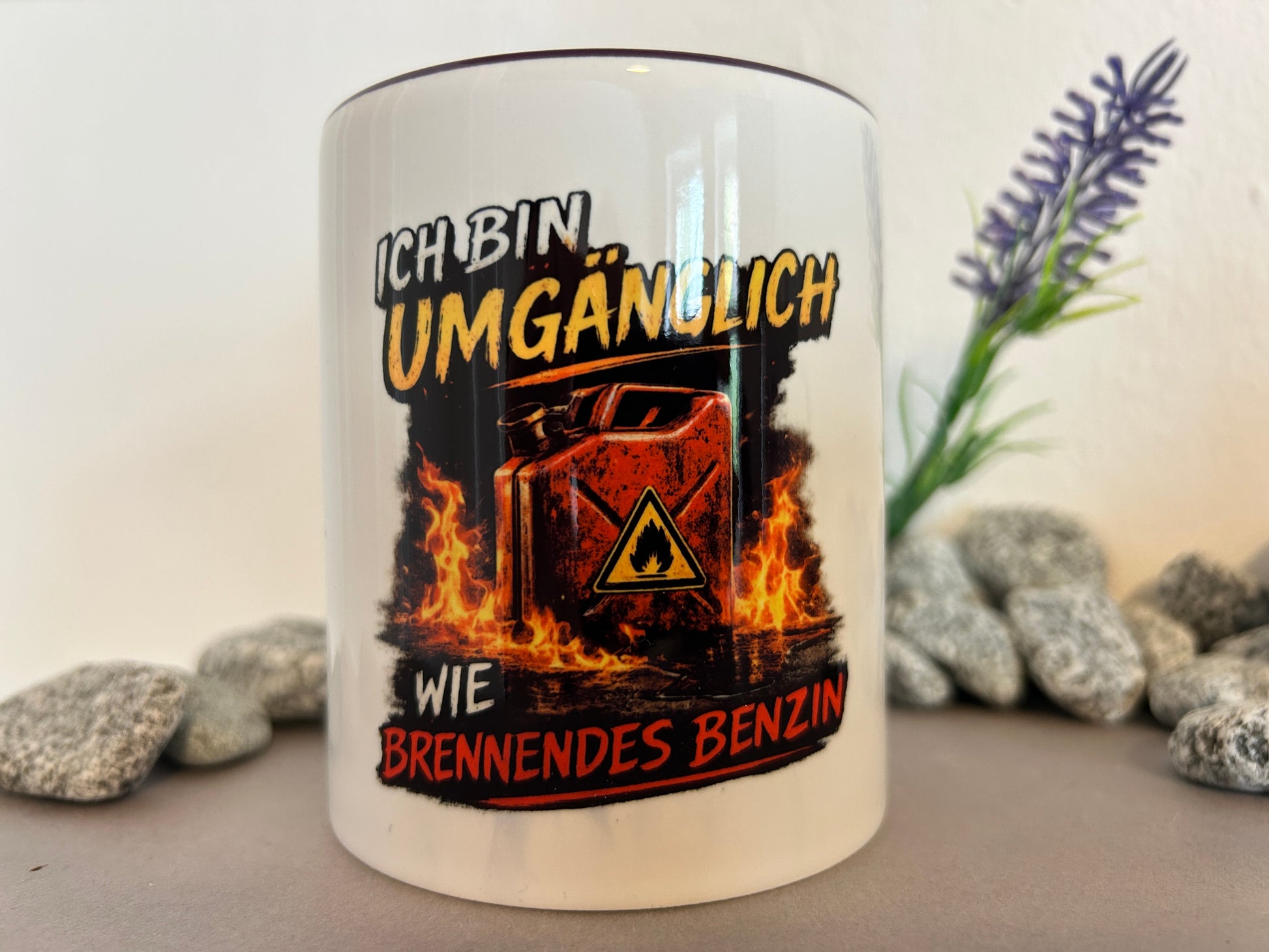 Keramiktasse mit schwarzem Humor und Aufdruck Ich bin umgänglich wie brennendes Benzin