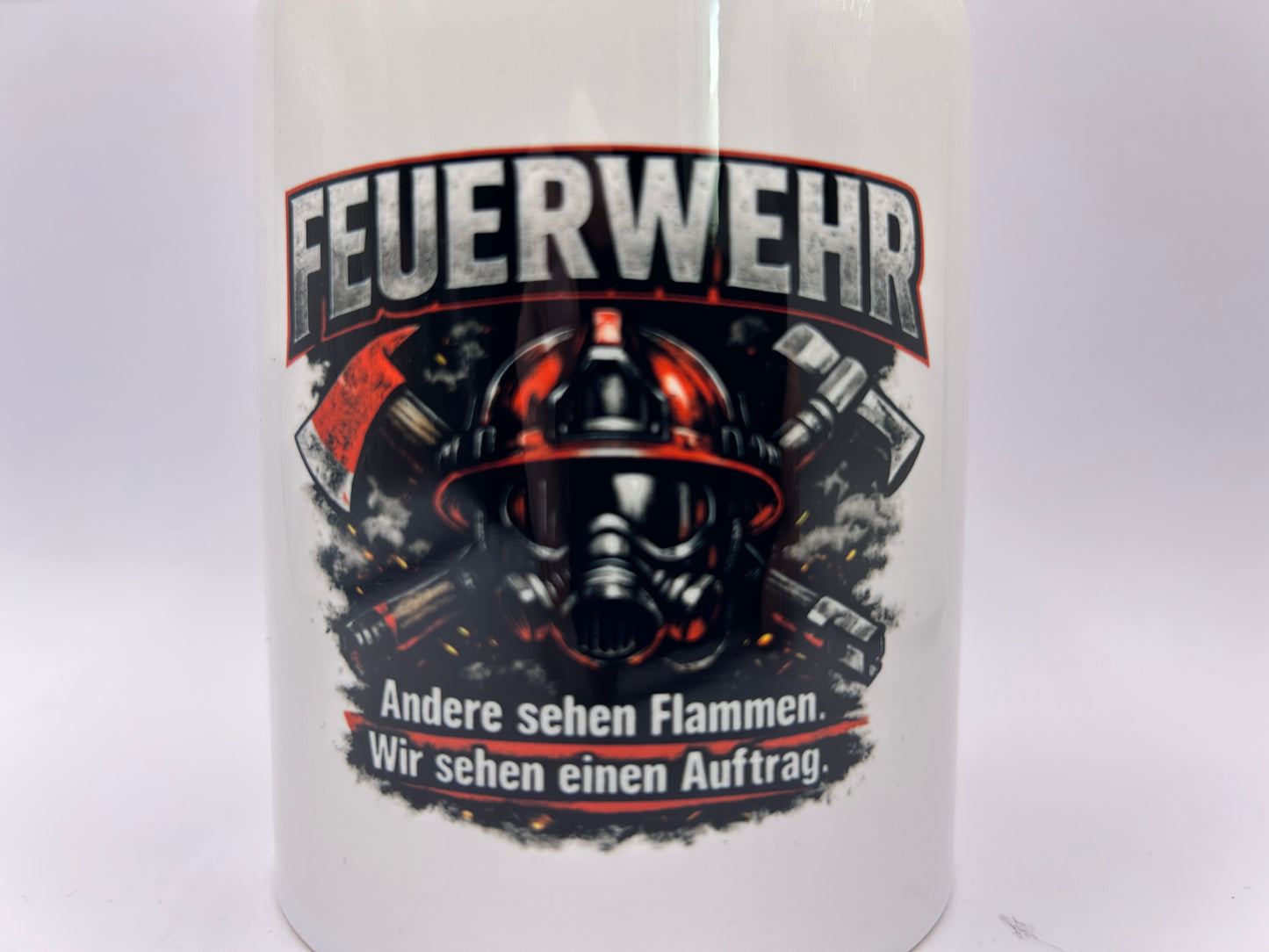 Detailaufnahme der Feuerwehr Tasse mit Motiv Andere sehen Flammen wir sehen einen Auftrag