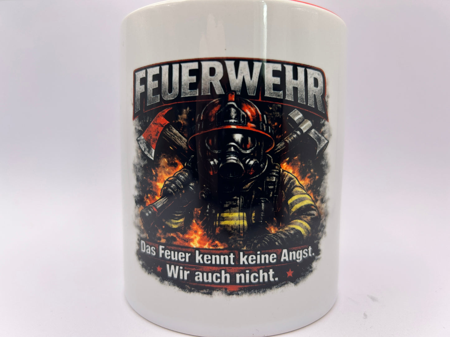Detailaufnahme des Feuerwehrmotivs mit Feuerwehrmann vor Flammen