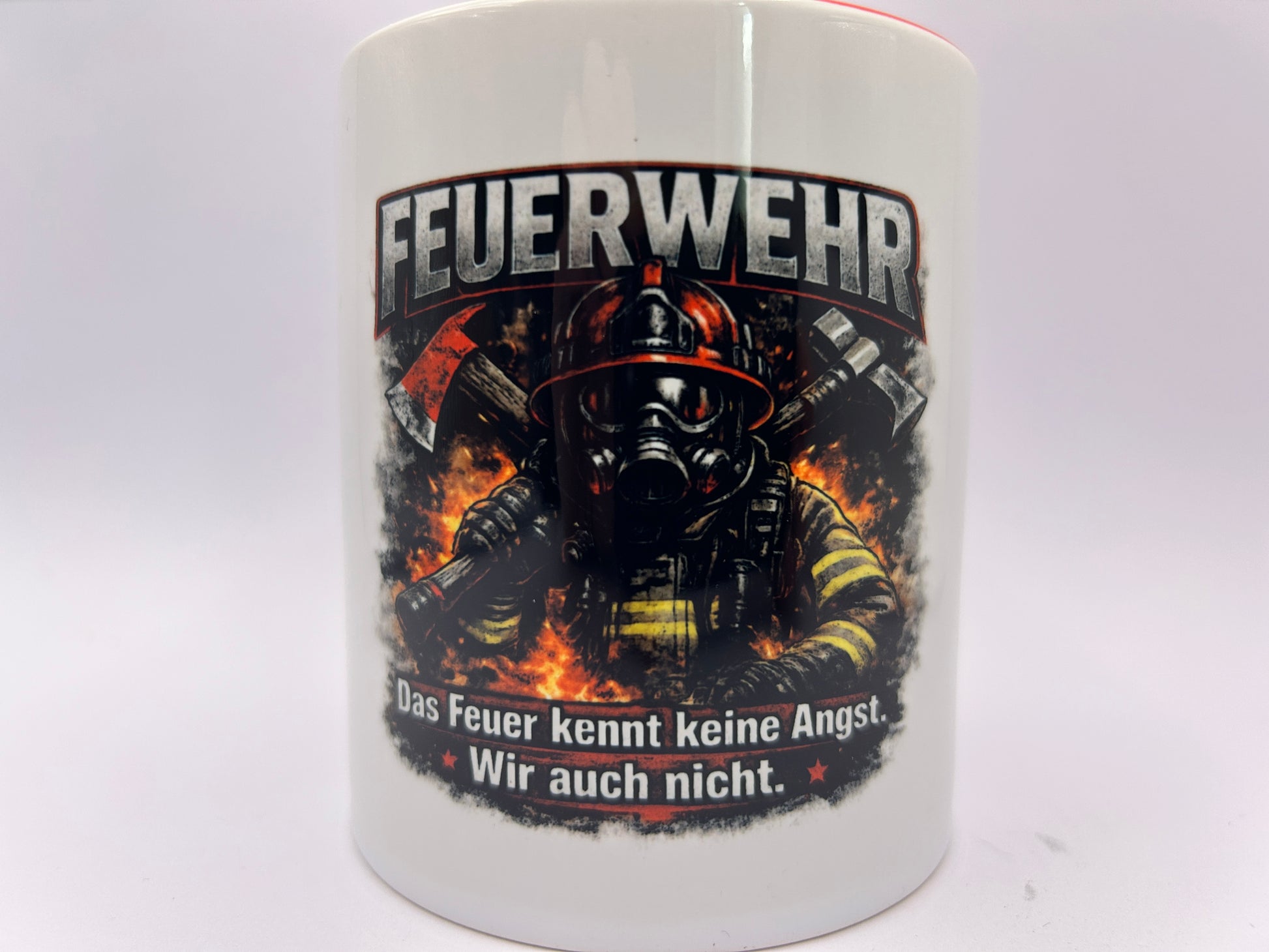 Detailaufnahme des Feuerwehrmotivs mit Feuerwehrmann vor Flammen