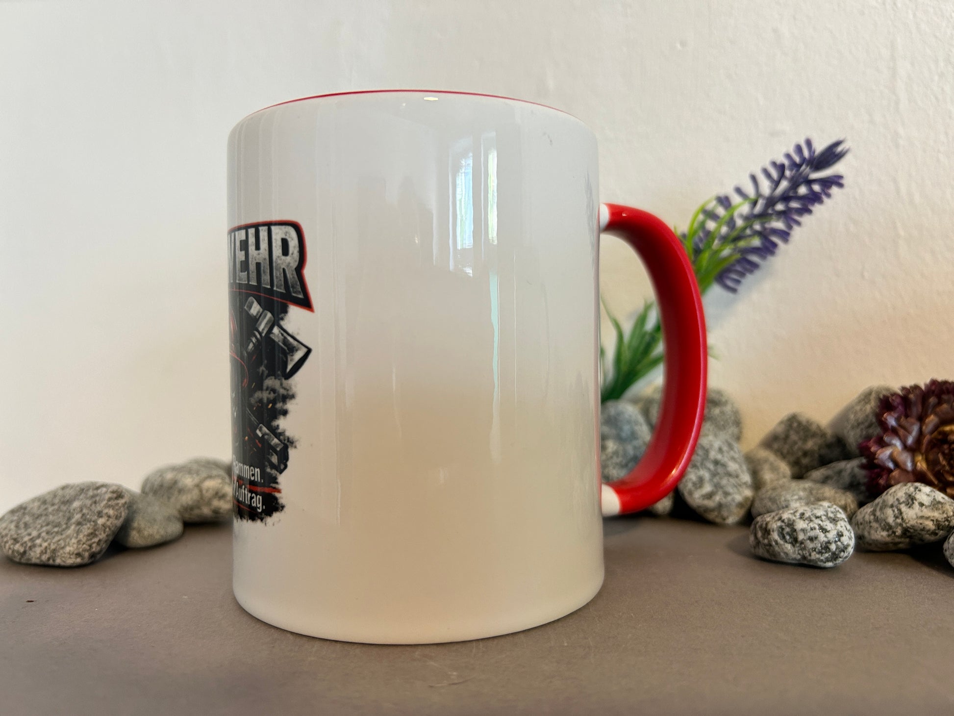 Feuerwehr Geschenk Tasse mit rotem Henkel für Kameraden und Einsatzkräfte