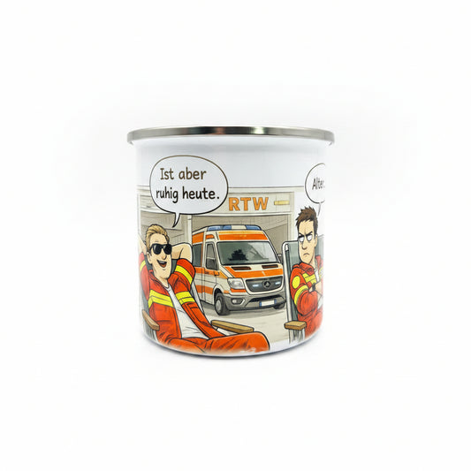 Emaille-Tasse "Ist aber ruhig heute..." mit Comic-Motiv von zwei Notfallsanitätern vor einem Rettungswagen